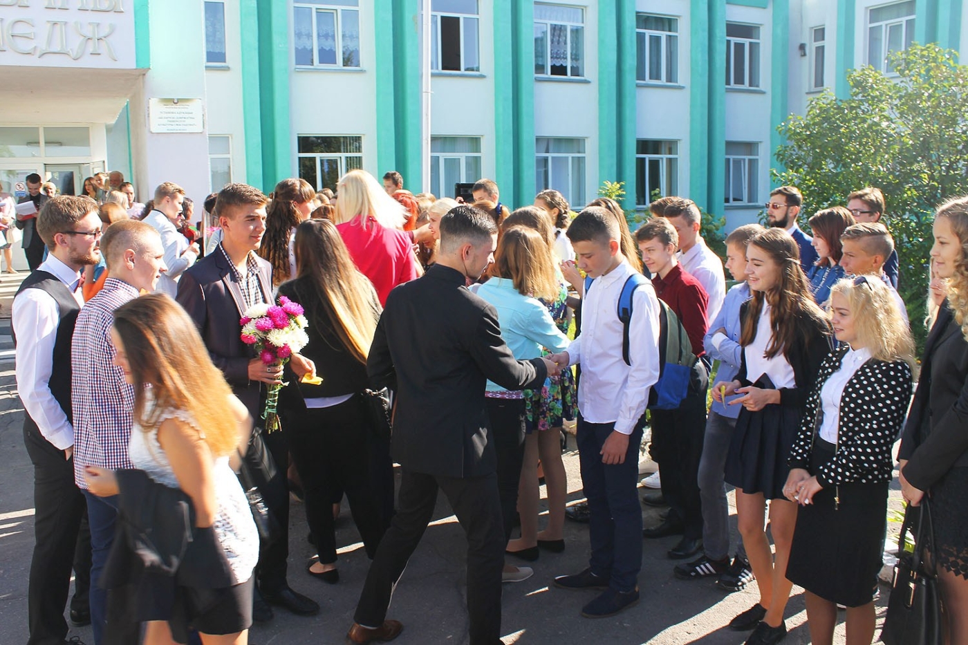 Передача эмблем выпускников 1-курсникам Передача эмблем выпускников Первокурсникам