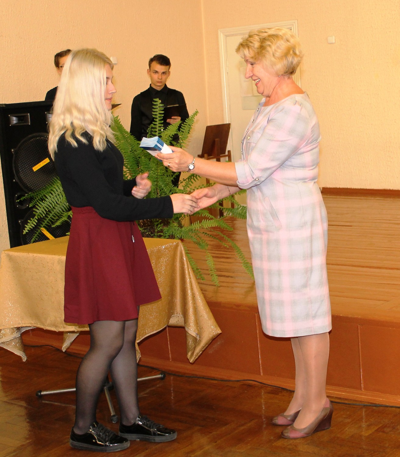 Вручение профсоюзных билетов 1