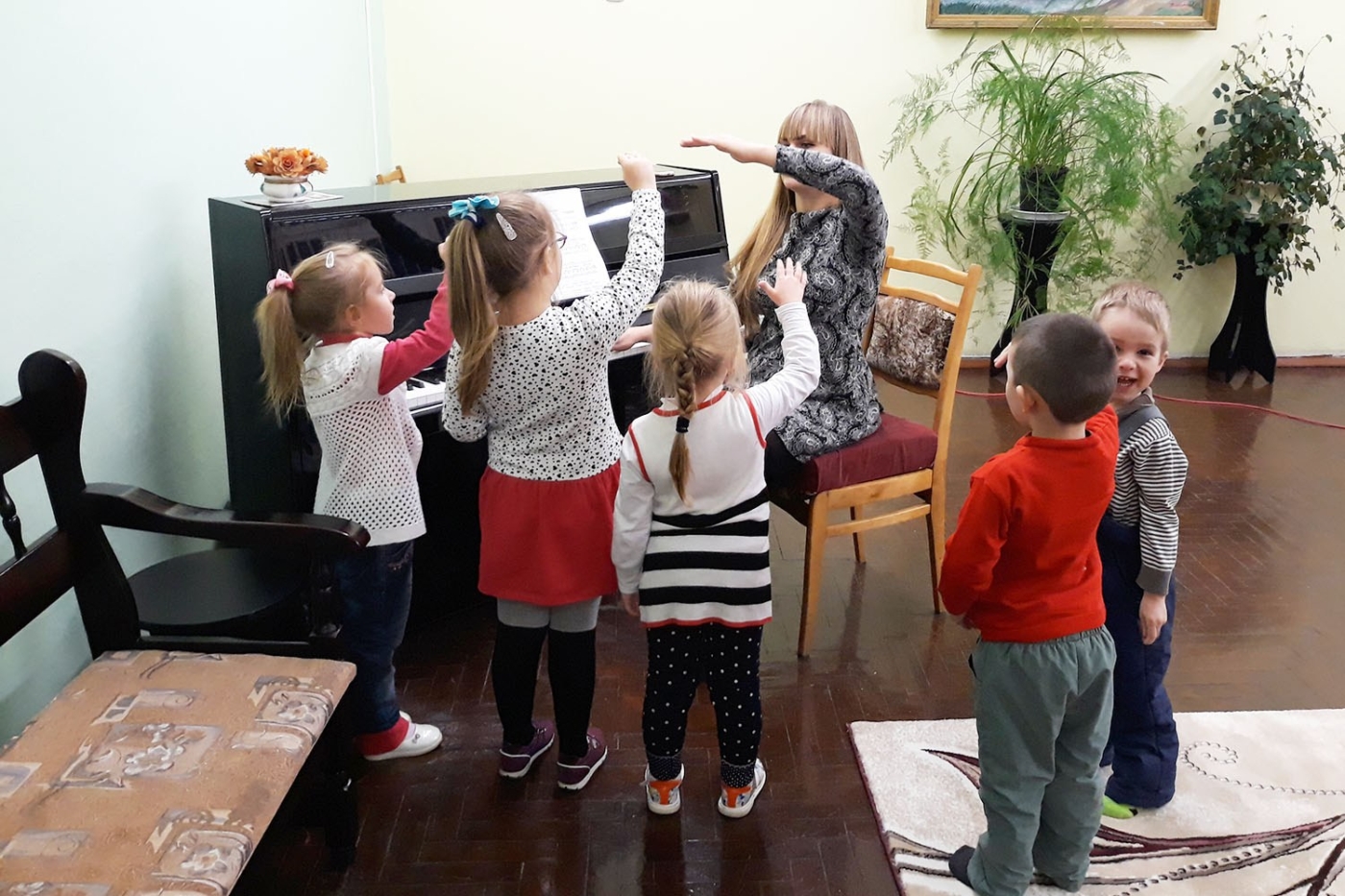 Распеваем ноты звонко, песня весело звучит.